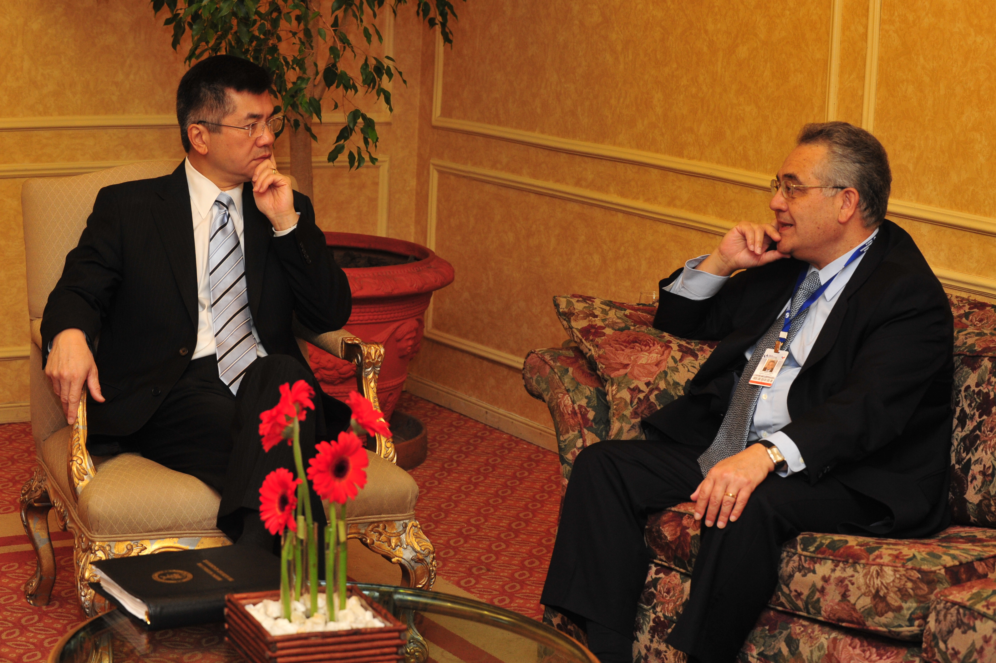 U.S. Secretary of Commerce Gary Locke meeting with Chilean Minister of Economy Hugo Lavados.